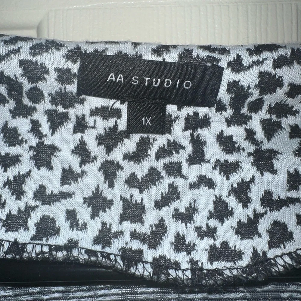 Women’s AA Studio Short Sleeve Cropped Cardigan with Crew Neck Black/Gray Sz 1X - Picture 3 of 4